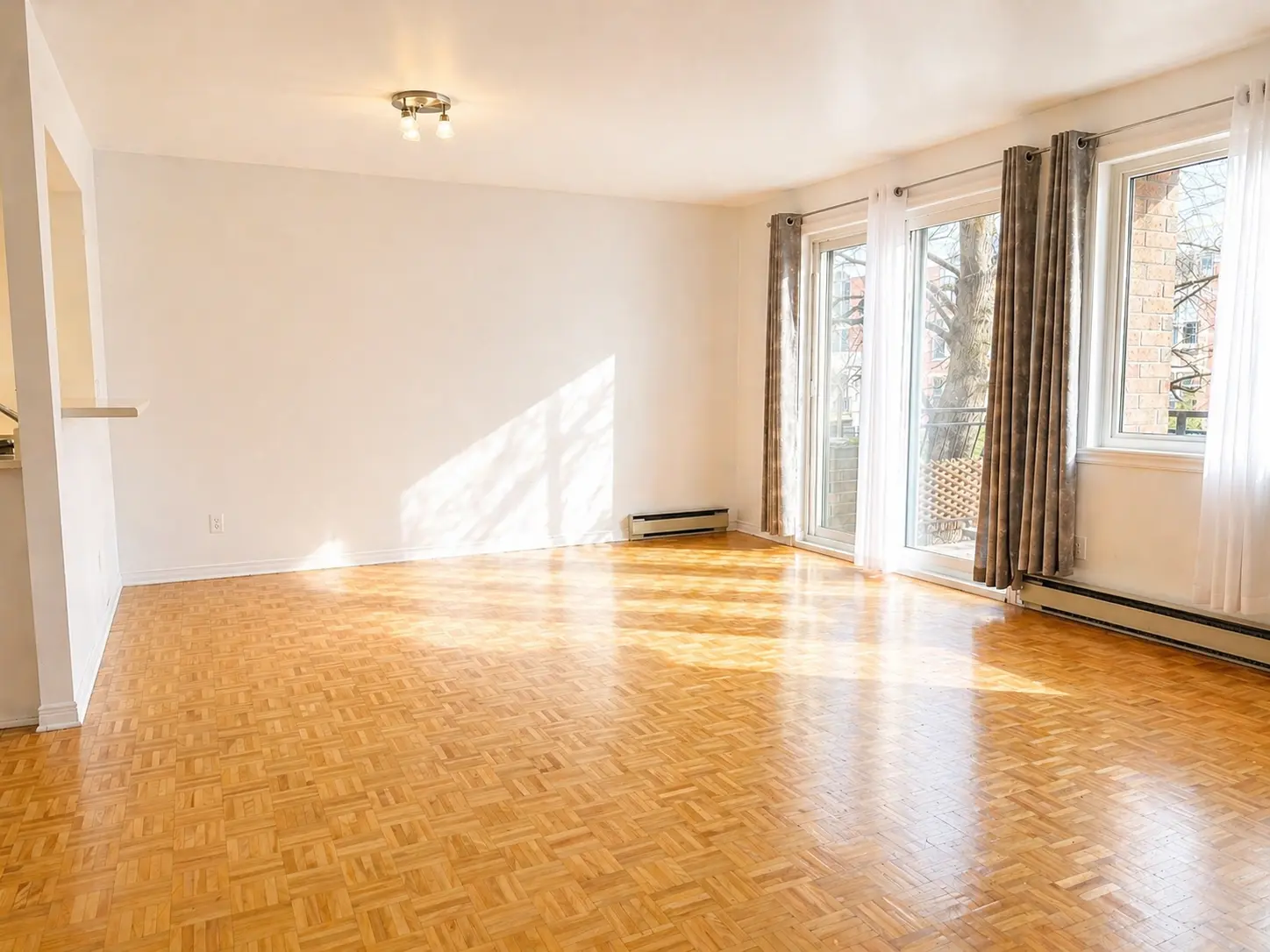Living room empty view at 1490 Saint-Jacques Montreal
